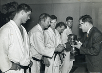 823642 Afbeelding van een prijsuitreiking aan het team van de Kodokan Dojo (Sportschool Anton Geesink) met o.a. Anton ...